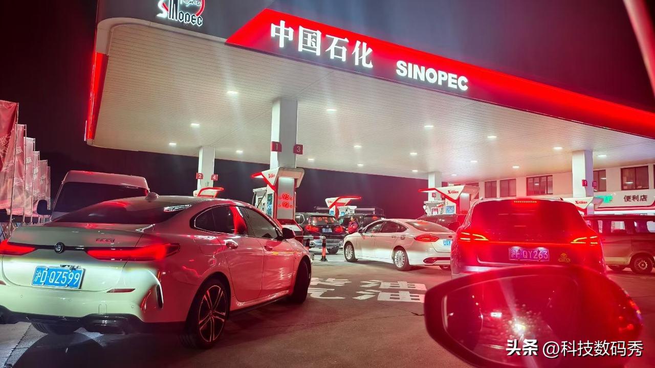 这两天我各个微信本地群，每个群肯定会冒出这样一个人，发一张加油站的照片，然后说：