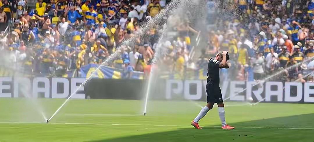 世界杯举办城市因矿泉水瓶和FIFA吵架当舆论质疑“水杯禁令”是可口可乐为垄断场内