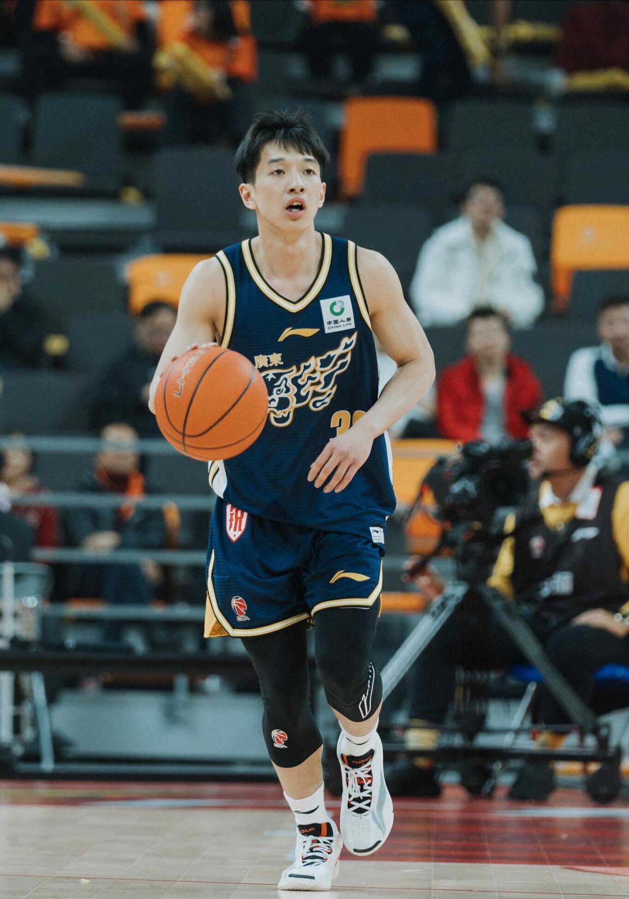 广东76-85负于山东，球打的难看，但也有亮点：那就是小将杨溢。

此役，杨溢出