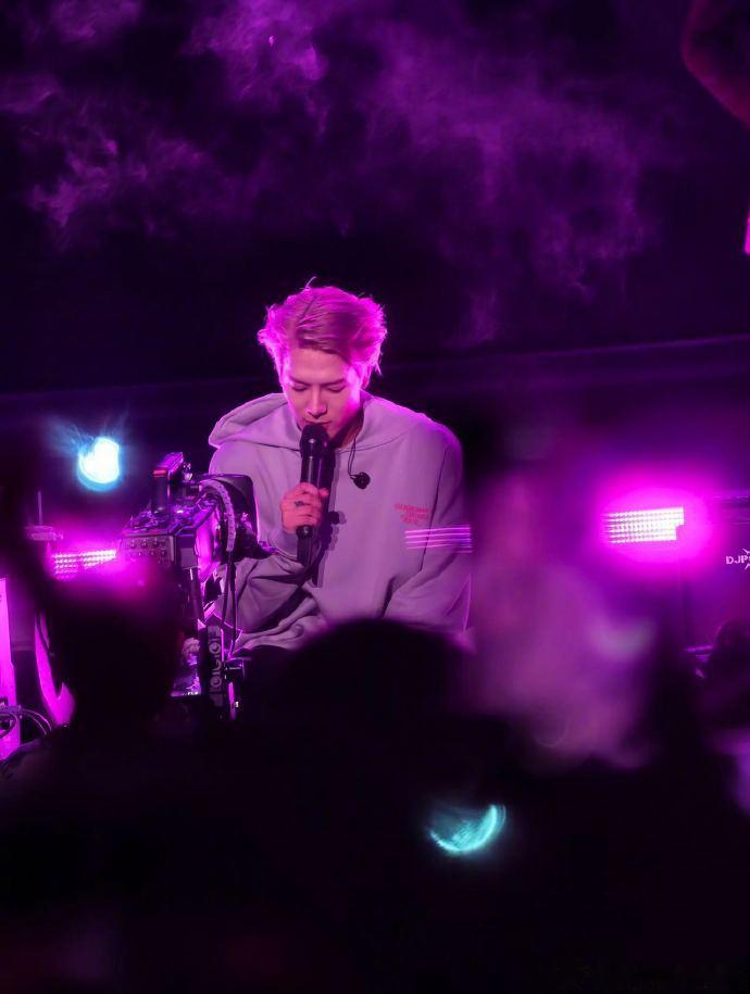 朋友圈和首页都被高清舞台照刷屏了。不管看台还是内场，大家都在锁定舞台，唱跳卡点、