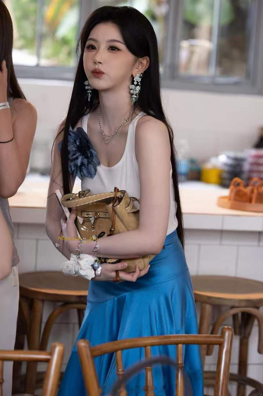 孔雪儿 孔雪儿今日份活动生图雪儿就这样美美地闯进镜头～孔雪儿喝香槟怼脸拍美翻了 