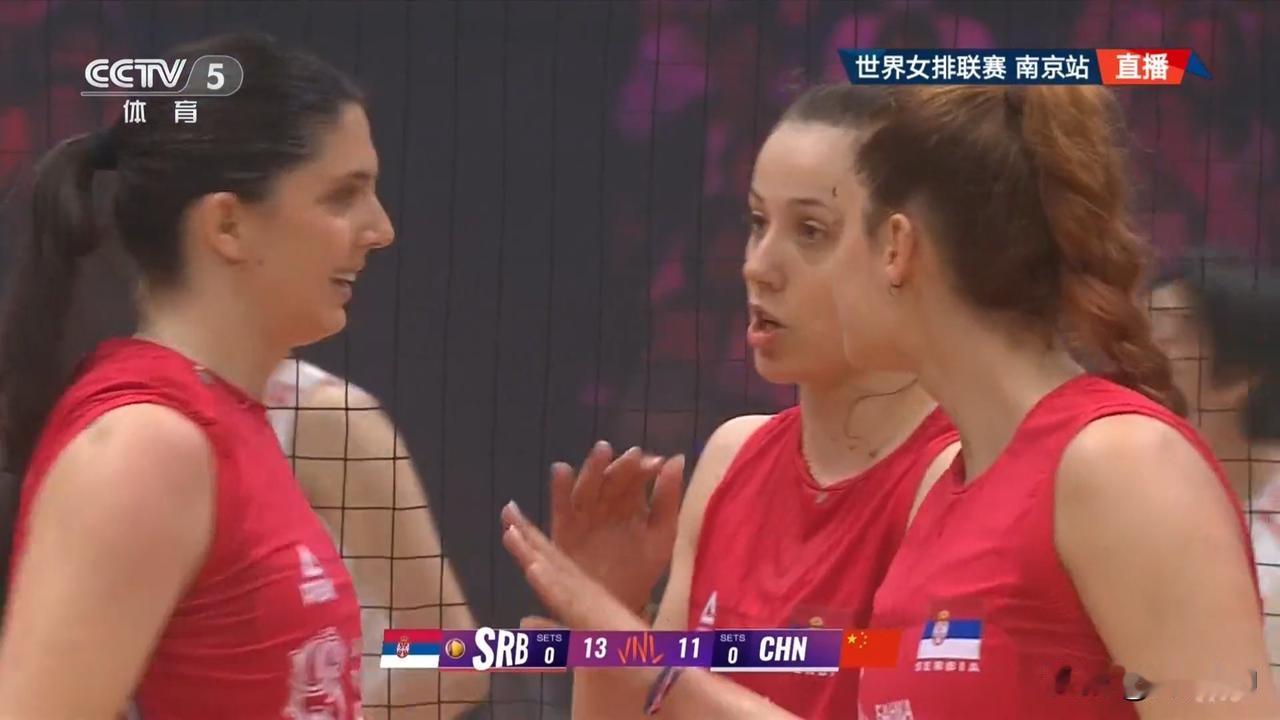 女排世联赛南京站中国女排直播中
     🇨🇳女排对阵🇷🇸女排
 第一局