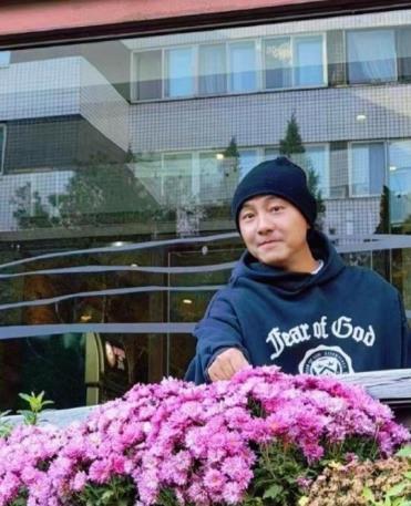 张卫健晒照澄清乱扔烟头 61岁张卫健被拍到与妻子张茜在室外抽烟后将熄灭的烟头直接