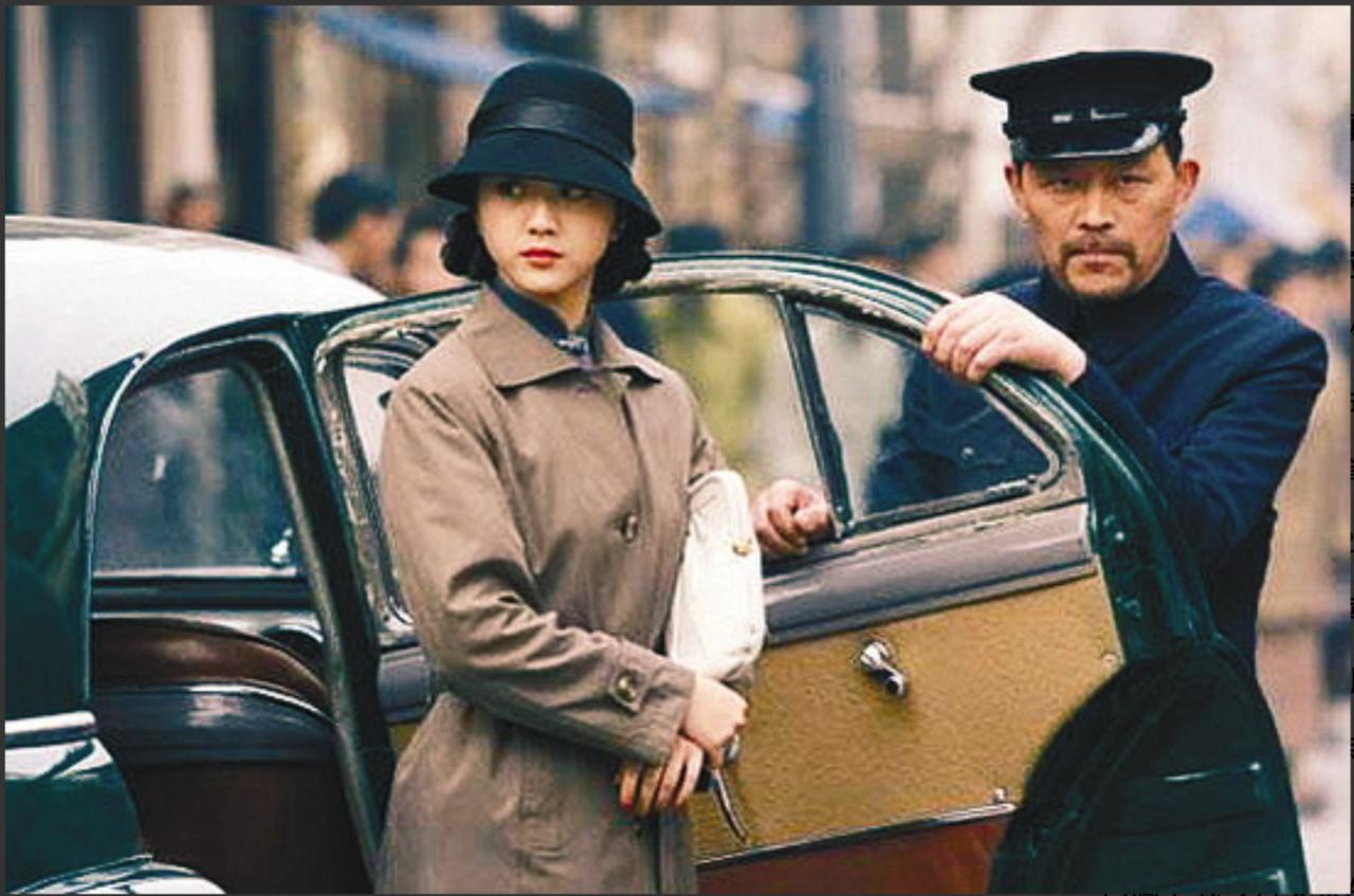 1939 年，军统游击司令熊剑东被捕。妻子唐逸君为救他，设法接触 “76 号” 