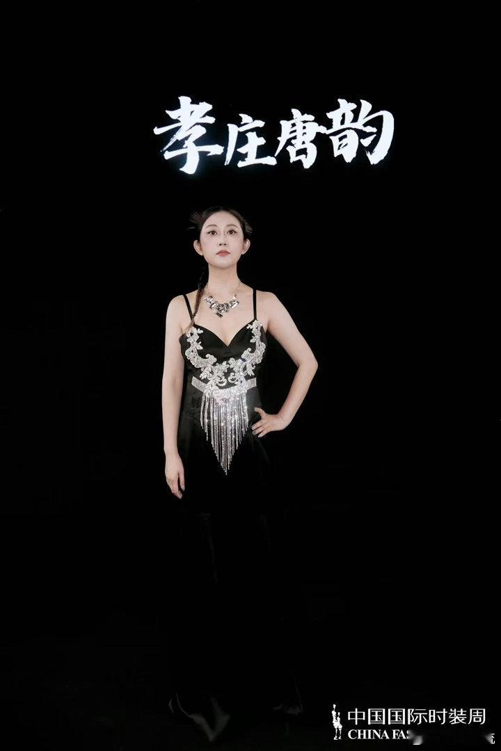刘芊螢北京时装周走秀气场刘芊螢北京T台气场全开亮相北京时装周秀场，刘芊螢身着黑裙