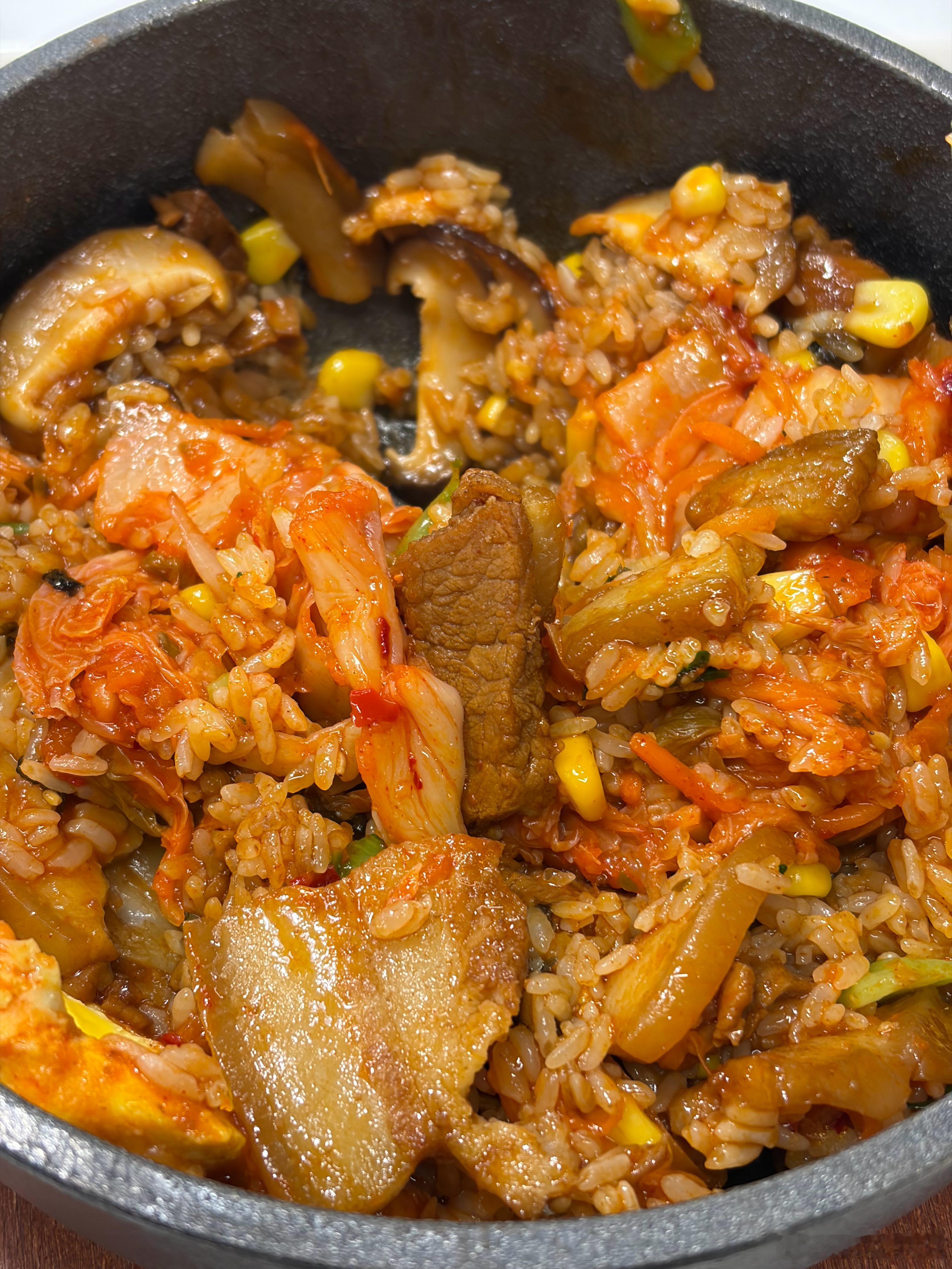 公司食堂的石锅拌饭 除了配菜不是很正宗 还是蛮好吃的 想一想这个东西也很难做到不