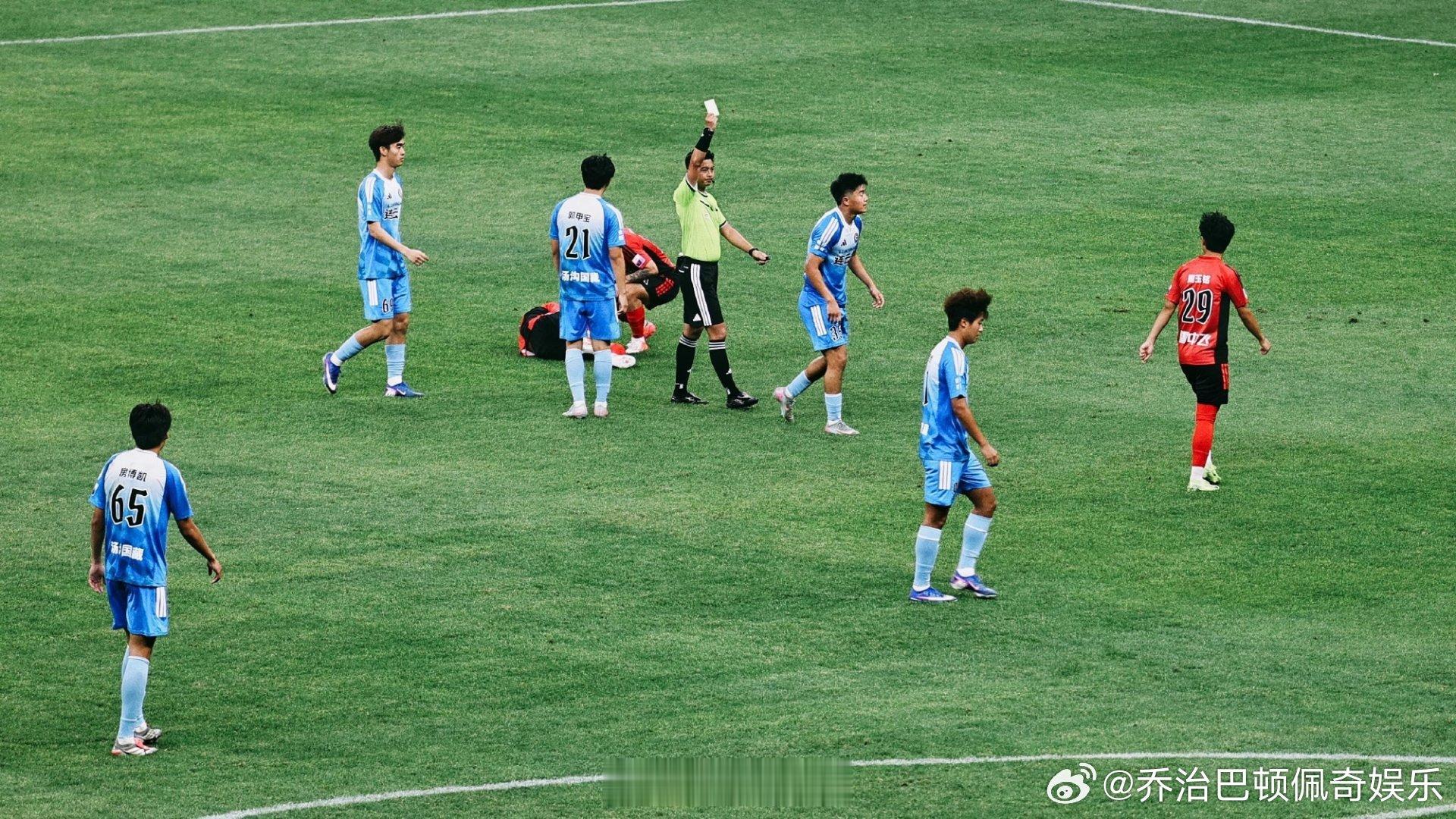 苏超比赛从场内battle到场外 场内攻防转换精彩连连，场外观点碰撞十分热闹。苏