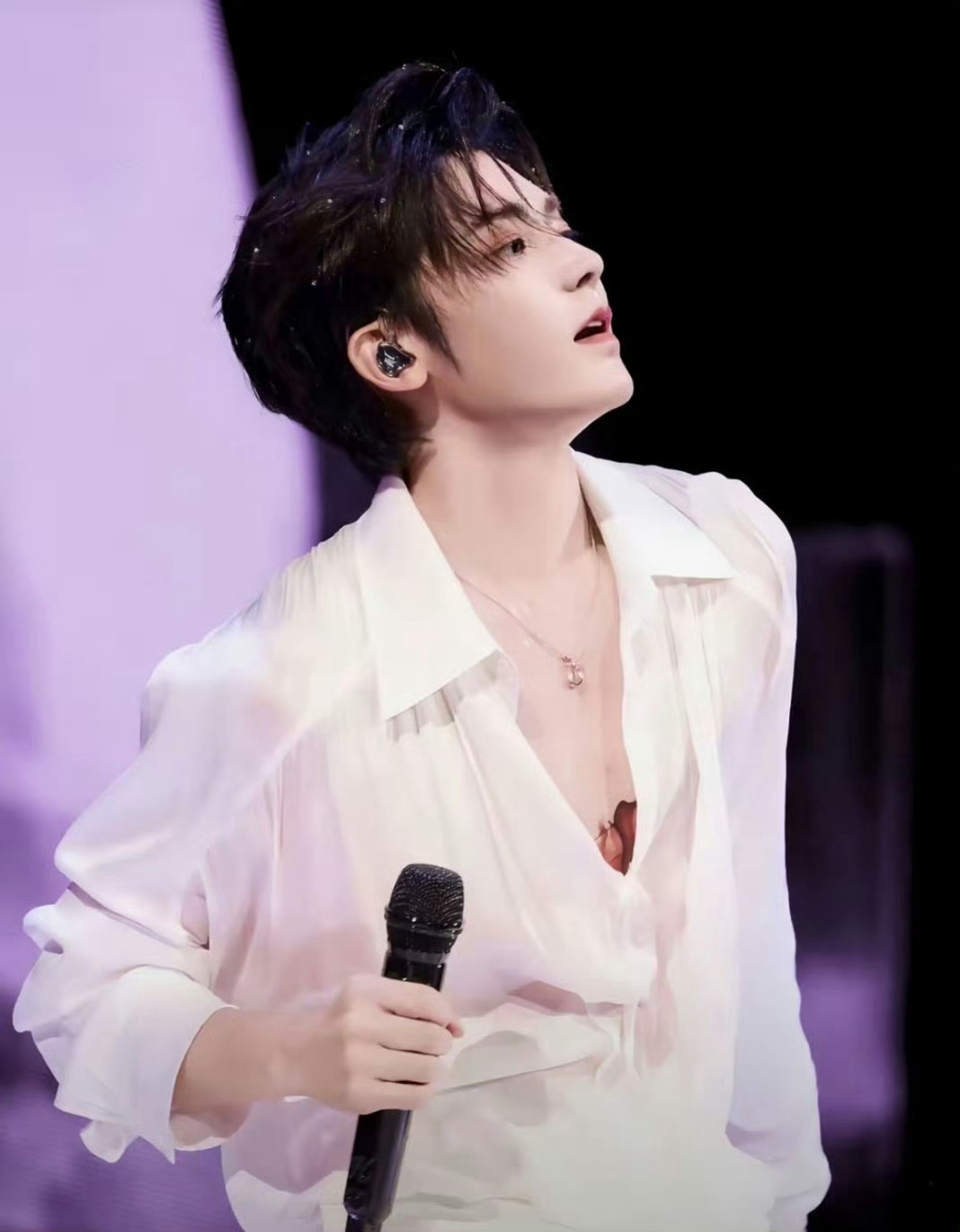 侯明昊侯明昊怎么这么会饭撒 侯明昊宠粉力真的满分！自然又撩人的饭撒超戳心，一举一