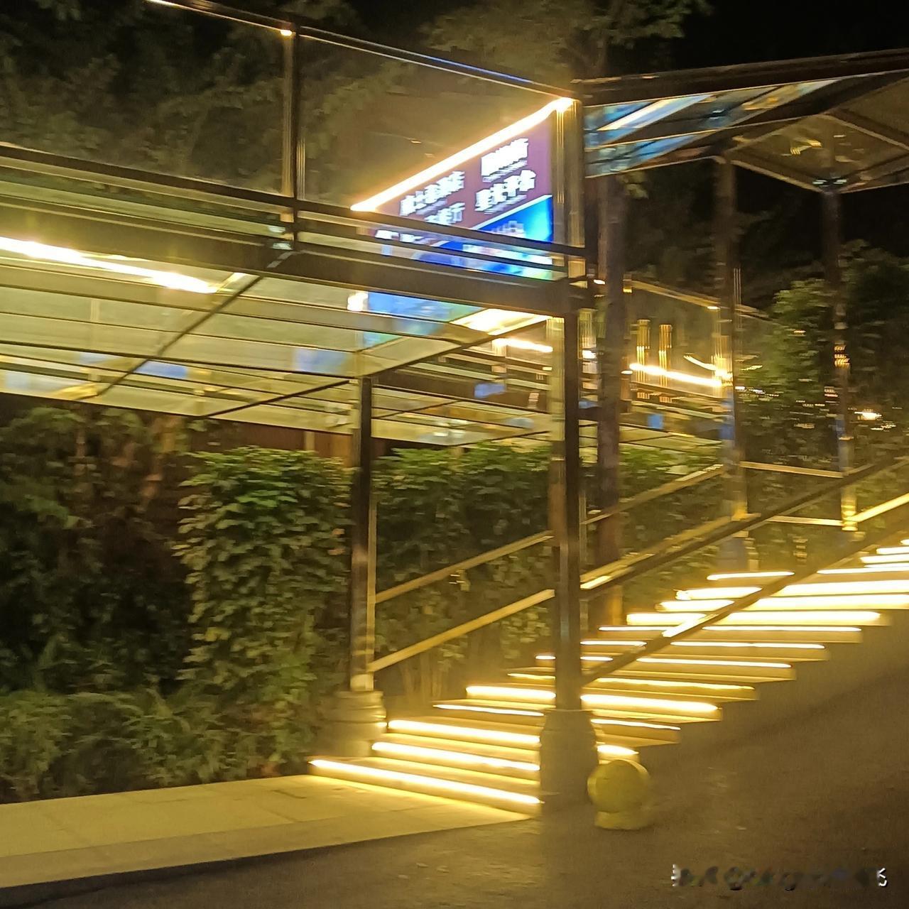 夜晚的玻璃桥，很美很迷人，灯光闪闪。
#秋日生活打卡季# 
 
#上热门#