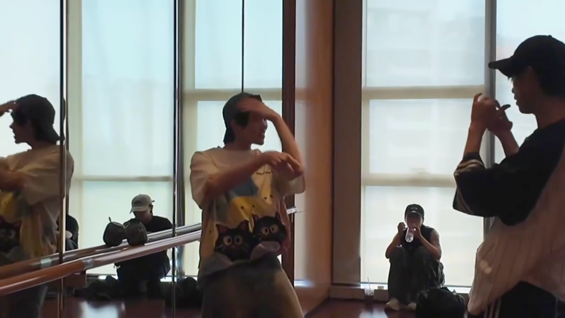 站在刘隽面前的梓渝突然显得duang大一只让我无法再叫他小家伙儿/小玩意儿[允悲