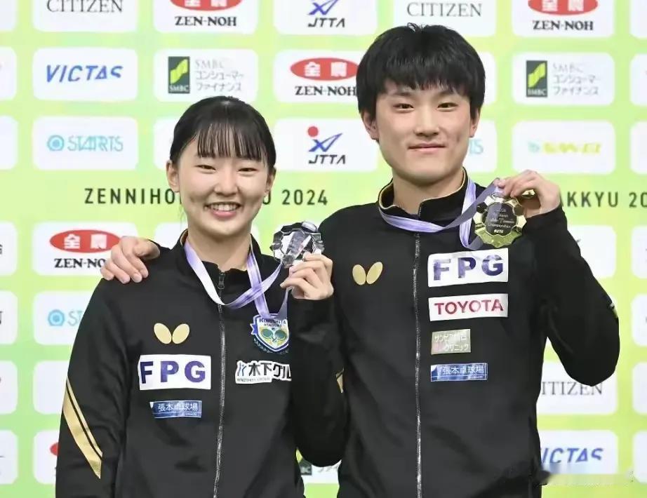 早田希娜/户上隼辅要与张本智和/张本美和掰掰手腕？原来张本智和与早田希娜联袂混合