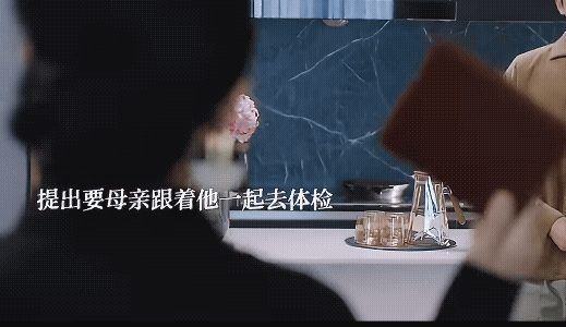 《亦舞之城》冯睿本来回家偷户口本的，无意中发现了高慧得了阿尔兹海默症，于是只能放