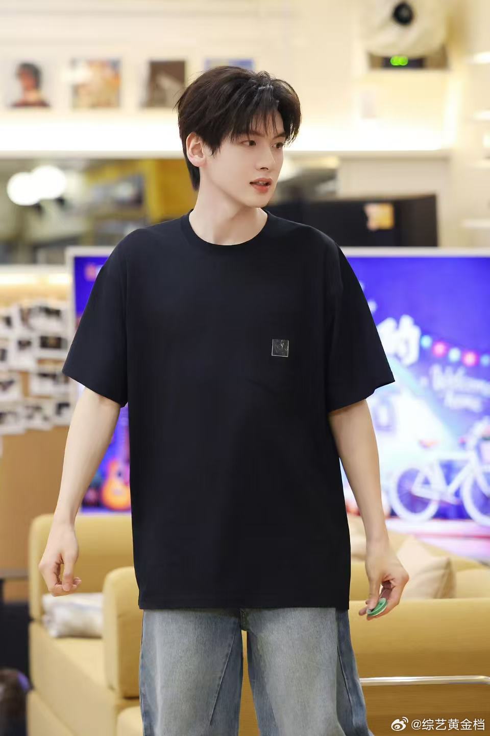 翟潇闻秒回是爱玩手机吧 我们的宿舍本来温柔的恋爱话题，被翟潇闻一句吐槽画风突变，