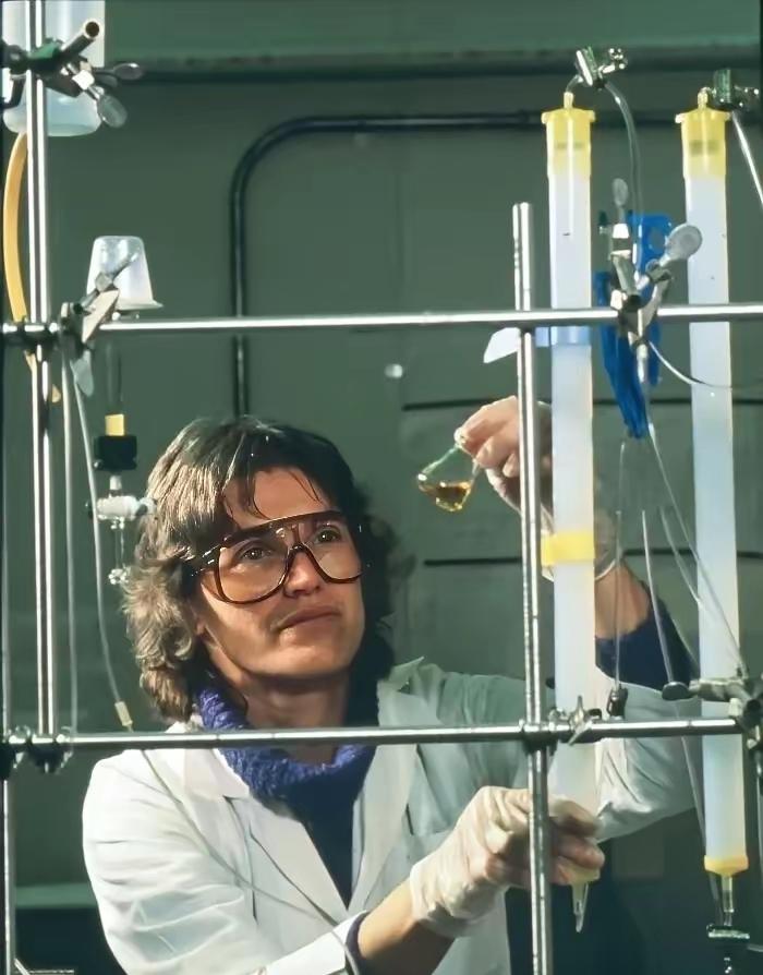 1996年，一名女科学家在试验时，不慎将两滴化学试剂滴在了橡胶手套上，她立刻摘下