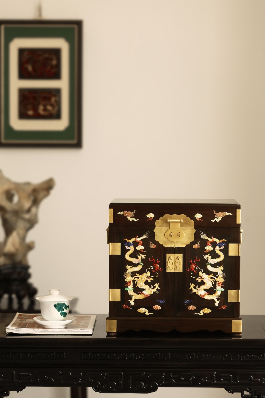 酸枝x百宝嵌【双龙戏珠】官皮箱精选大红酸枝老料，全独板，百宝嵌雕双龙戏珠，姿声生