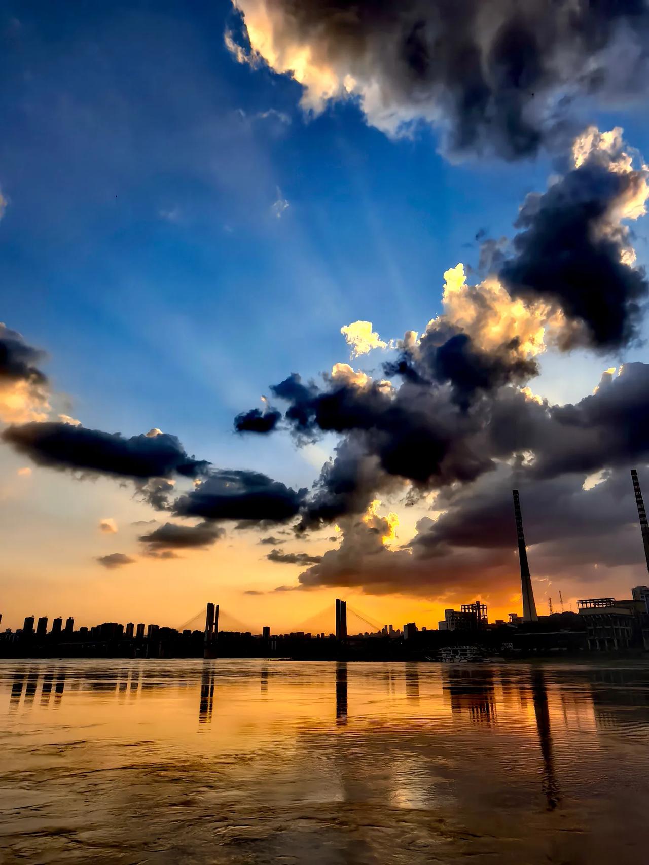 终于没有白跑，周末两天我都去巴滨路李家沱码头追夕阳，4号下午有很多云，到了傍晚，