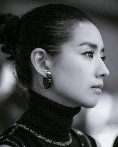 董洁侧颜，确实惊艳喔！秀气挺直的鼻子真是神来之笔，精致又娇俏，加之五官清秀给人一