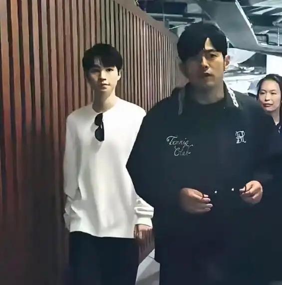 澳网赛场的焦点，这次彻底被华语顶流承包了！不是因为赛事本身多激烈，而是周杰伦、王