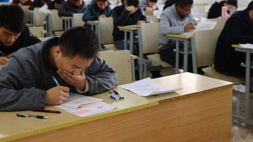 谁破坏考试滴公平公正 就得让谁付出代价......凤凰新闻【百余名考生作弊入职政