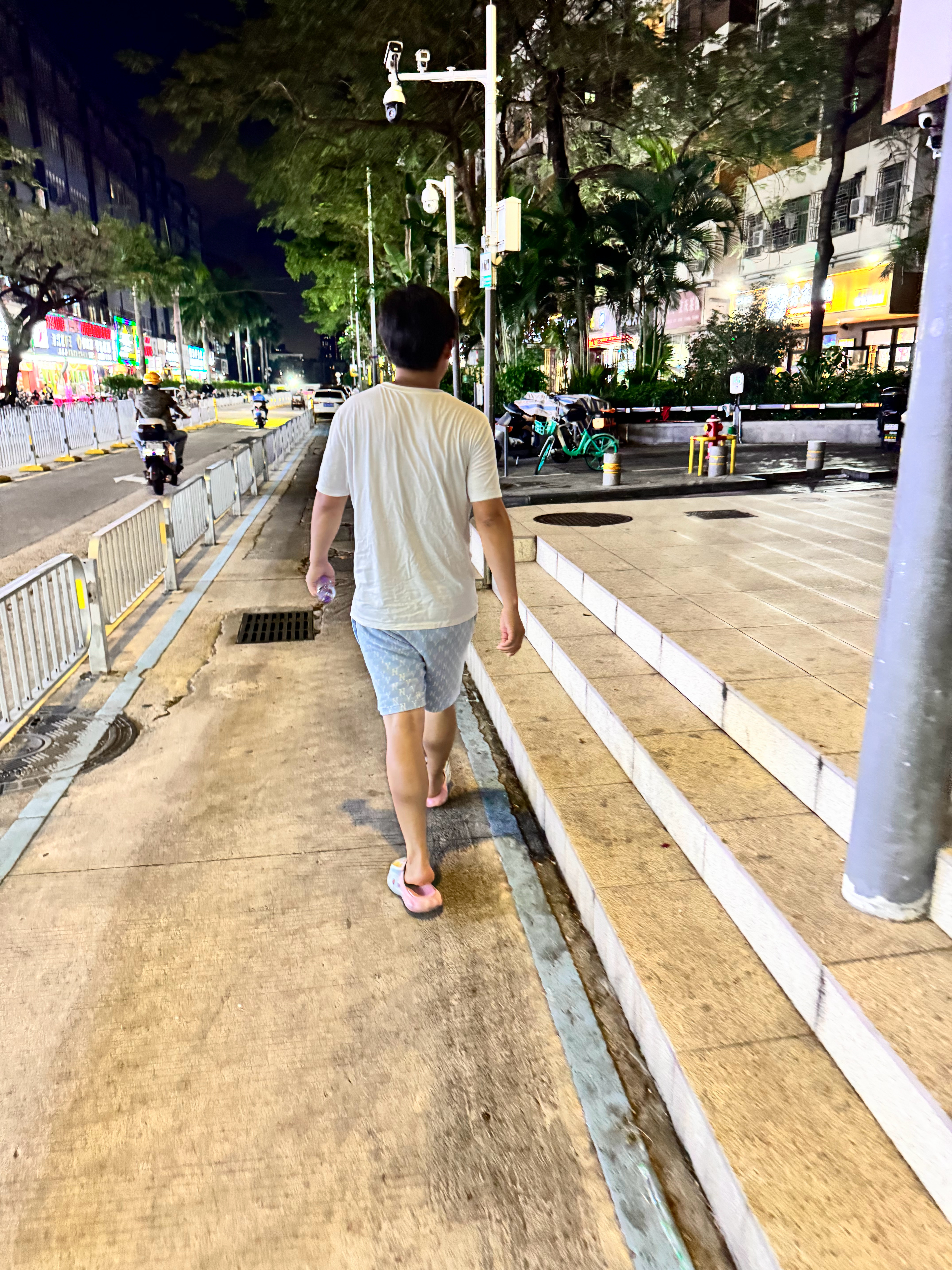 我走路有点驼背，走路像弯腰捡粪一样，这个怎么治理 ​​​