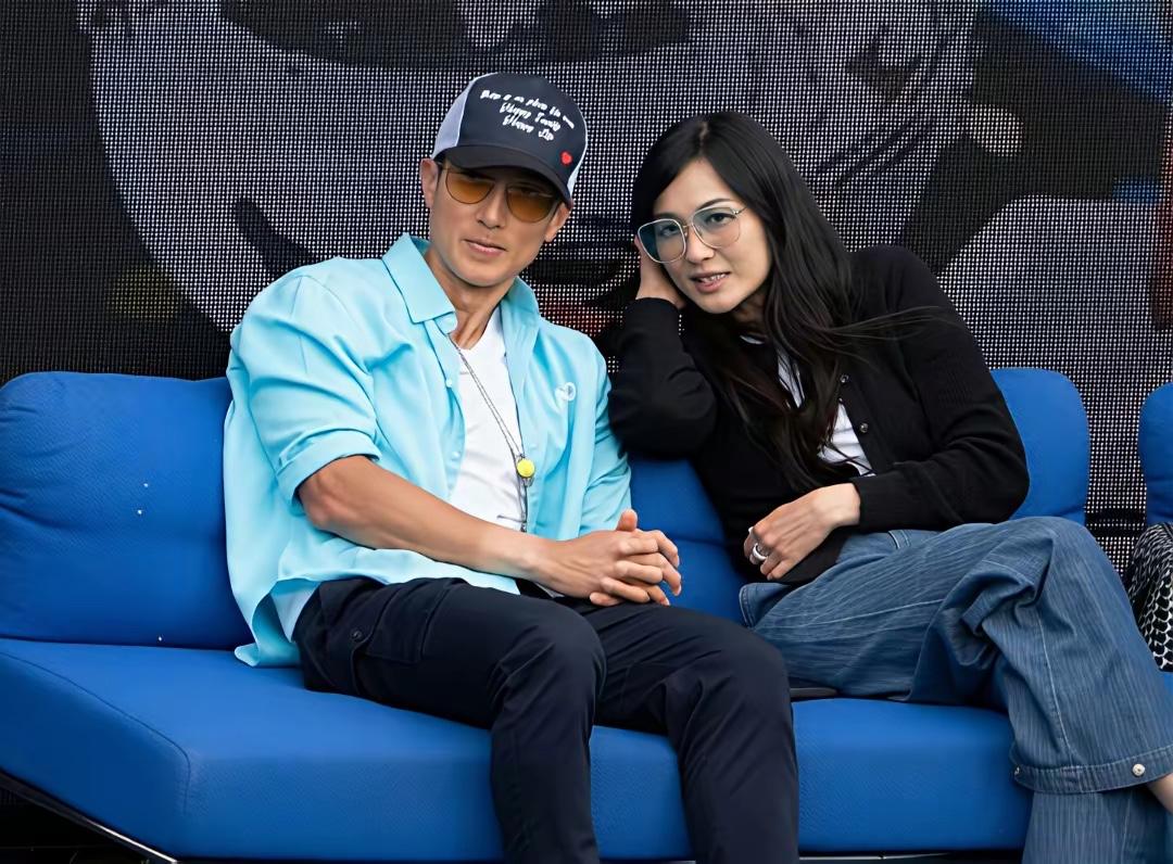 吴尊这是典型的爱妻号人物，

他应该是娱乐圈里少有的“超长待机”款，

有一份直