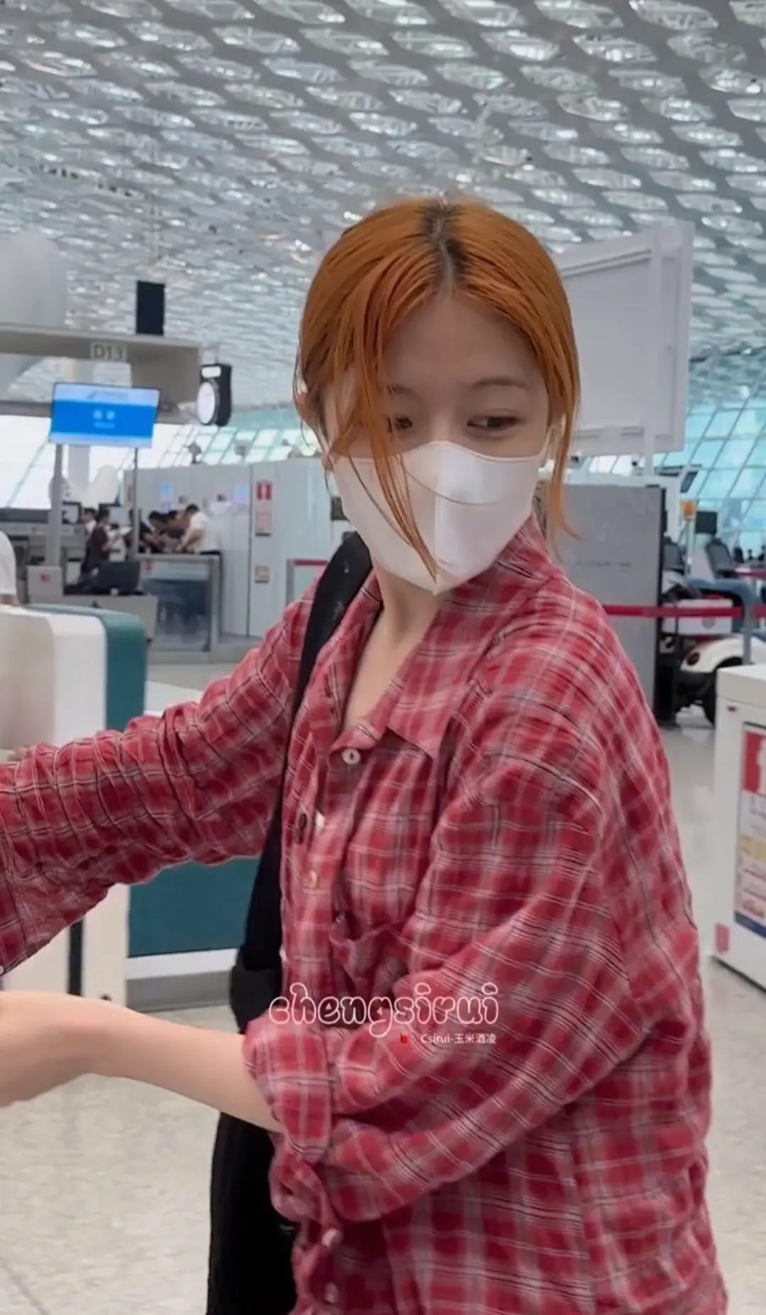 哈哈哈哈迷糊妹妹，一会儿掉这个一会儿掉那个的，大近视还看不清路