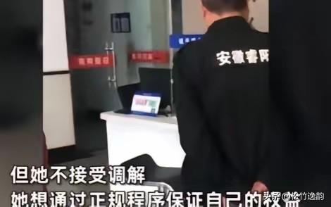 2023年，安徽合肥一名985女研究生凌晨帮父亲摆摊卖菜，摊位被掀翻，可她一没哭