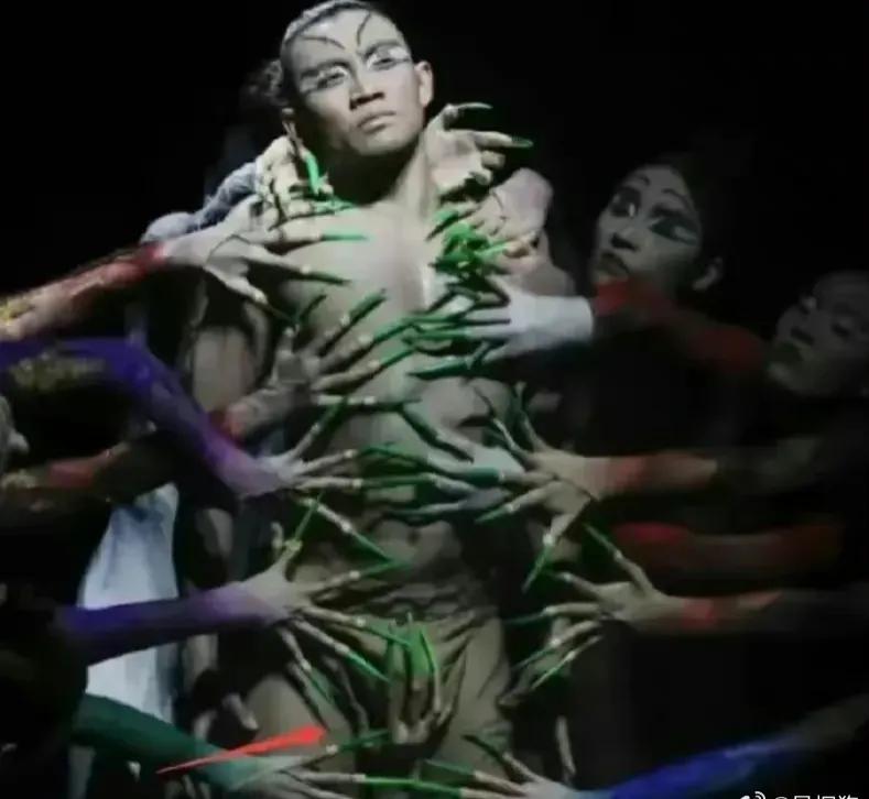 杨丽萍的舞蹈，再次引发热议！

7月25日，著名舞蹈艺术家杨丽萍又一次登上热搜，