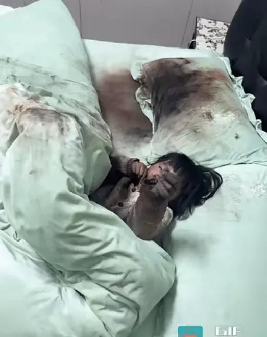 “孩子静悄悄！基本就是在拆家了。”

一女子，把3岁女儿放到床上午休，谁知，女儿