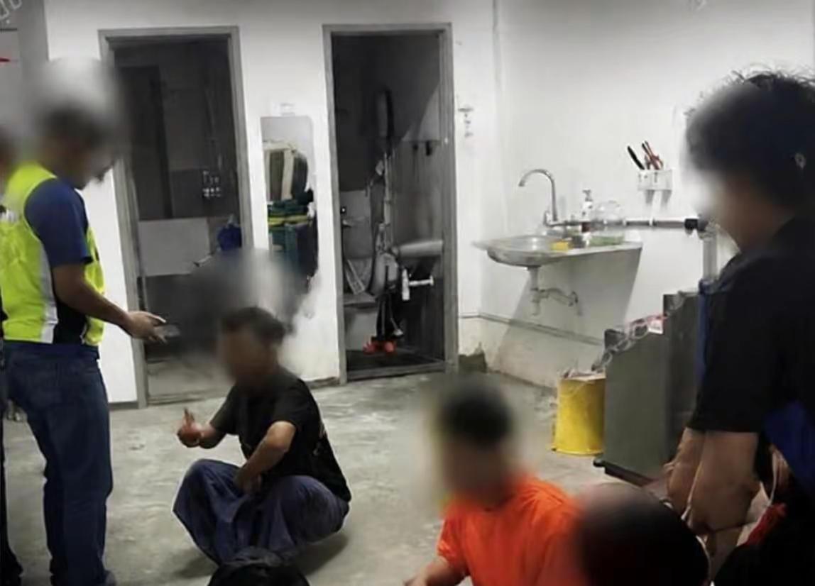 柔佛突查“黑户窝点”！50名外籍人士被抓，有人钻床底躲避！据马来西亚媒体7月28