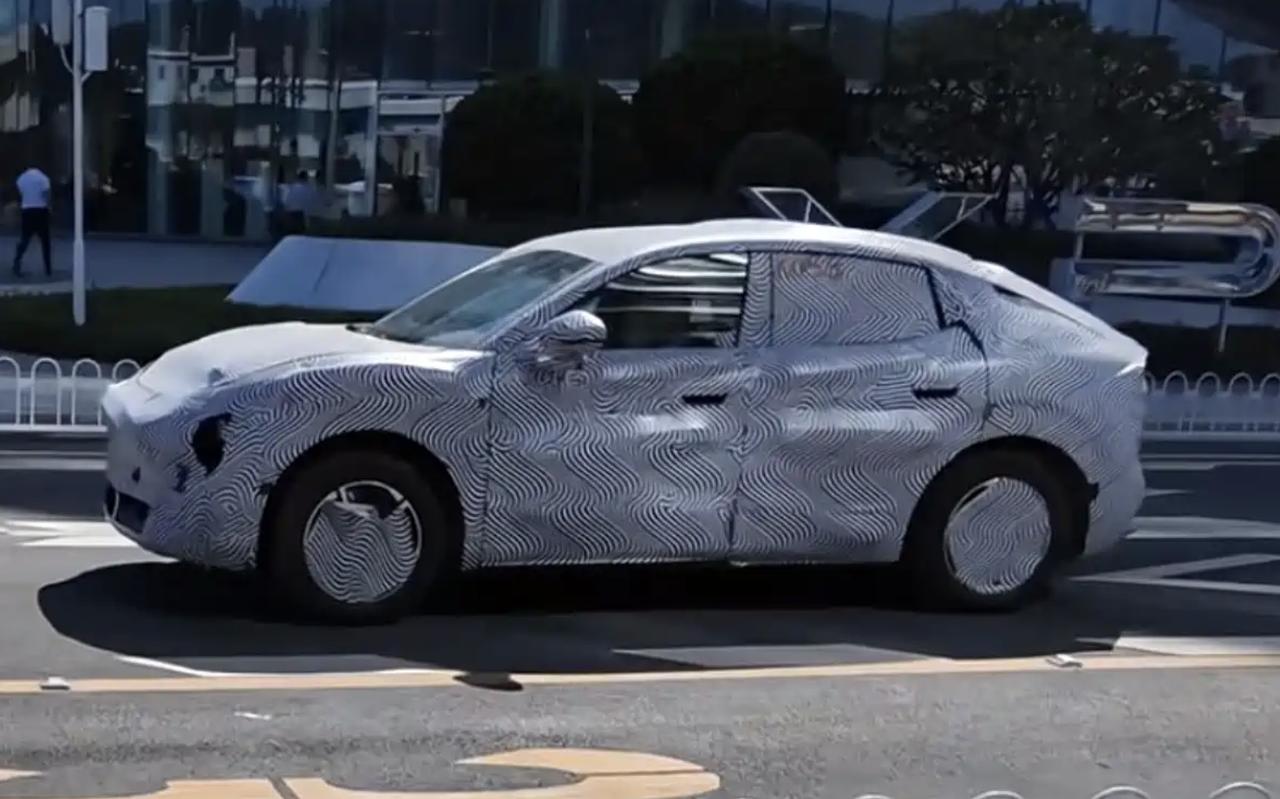 能否延续销量佳绩？小鹏MONA SUV谍照曝光
最近，网络上有人曝光了小鹏MON