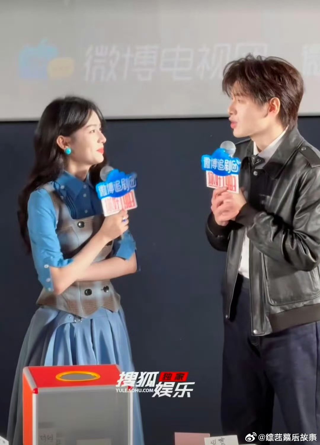 周也翟潇闻合唱情深深雨濛濛 俊男美女合唱也太养眼了！周也软萌、翟潇闻温柔，两人同