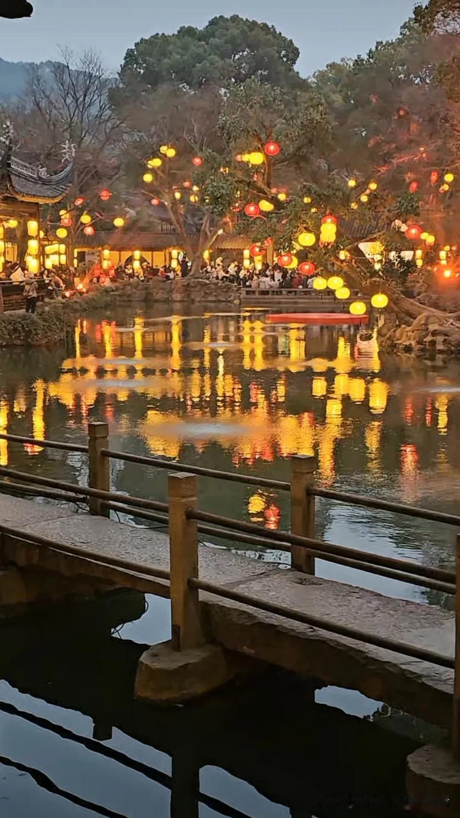 灯笼映照水面的美景，仿佛穿越到古代夜市小城灯会夜景 水镇古风 古城特有的夜景 古