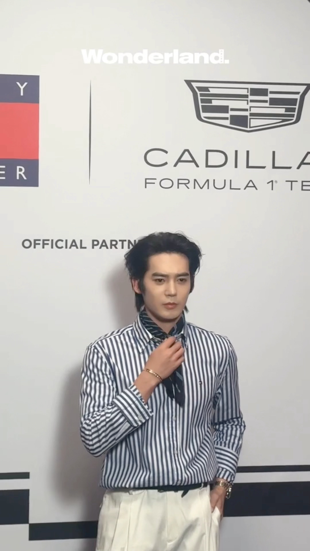 于适f1晚宴路透 于适f1晚宴路透 妈呀帅爆了 丝巾衬衫 好帅好贵 好适配这身衣