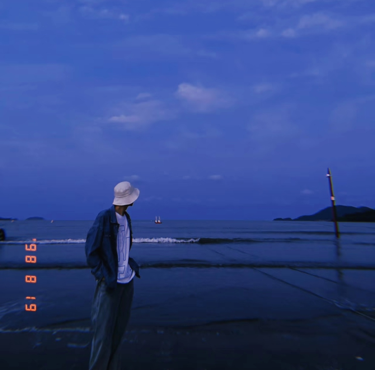 该换背景图了。田栩宁