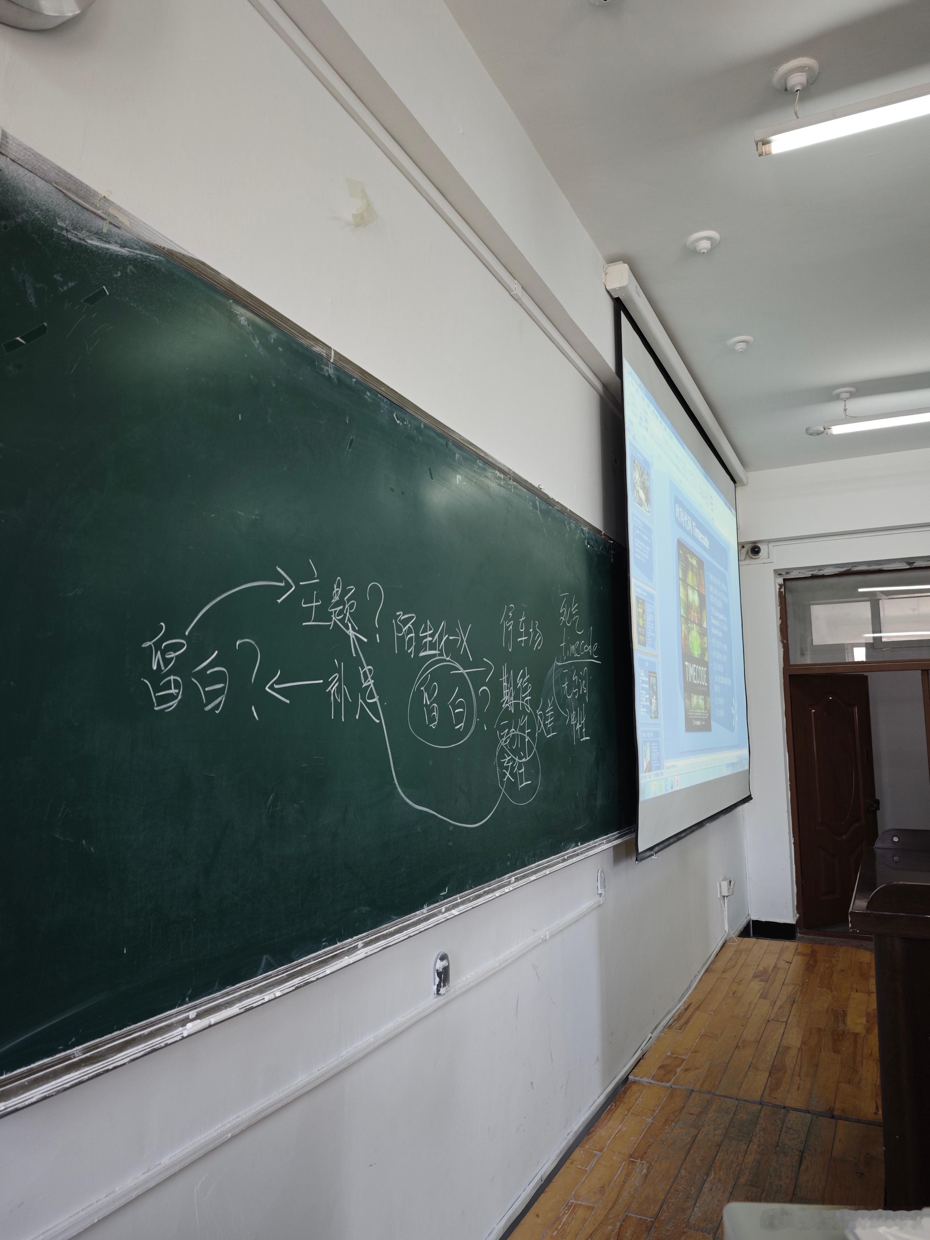 教书这么多年，头一回遇到，写作课请学生回答问题，学生掏出手机，用ai作答。感觉年