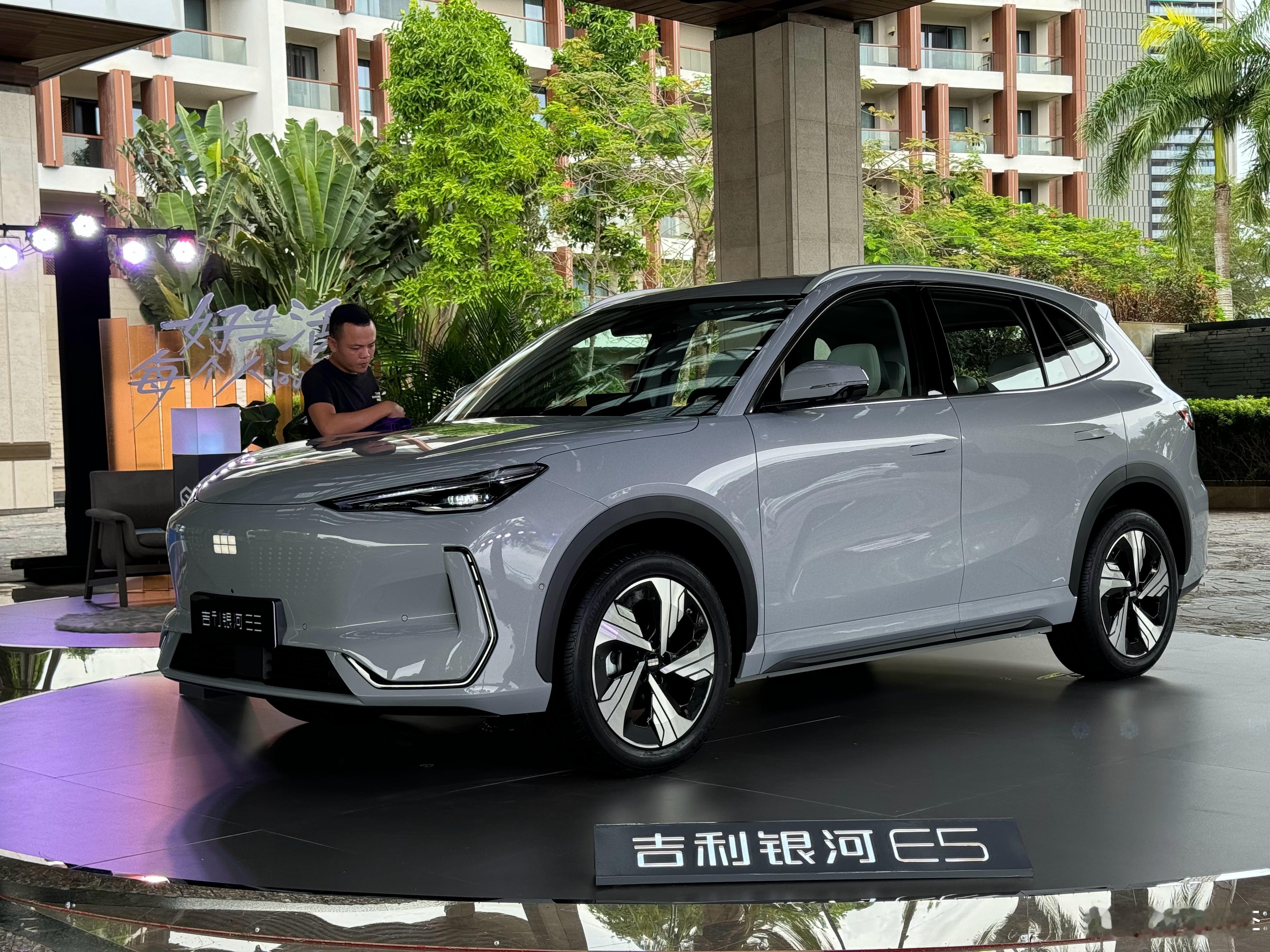 从香港无缝衔接落三亚，来试吉利最新的紧凑型SUV 银河E5酒店门口就摆着一台展车