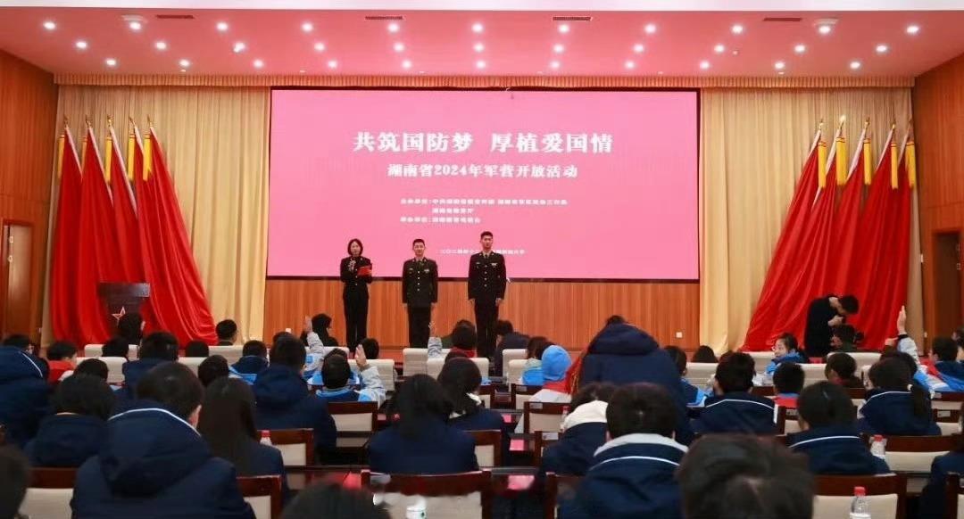 【军营日记，红领巾与钢枪的对话】为加强中小学国防教育建设，培育学生的爱国情怀，近