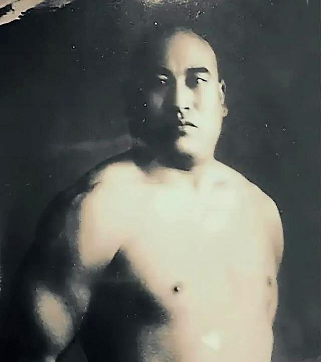 清末的武术大师都是人精。杨露禅自己练得狠，几百斤石锁石担子蹲举，腿稳得像钉子，劲