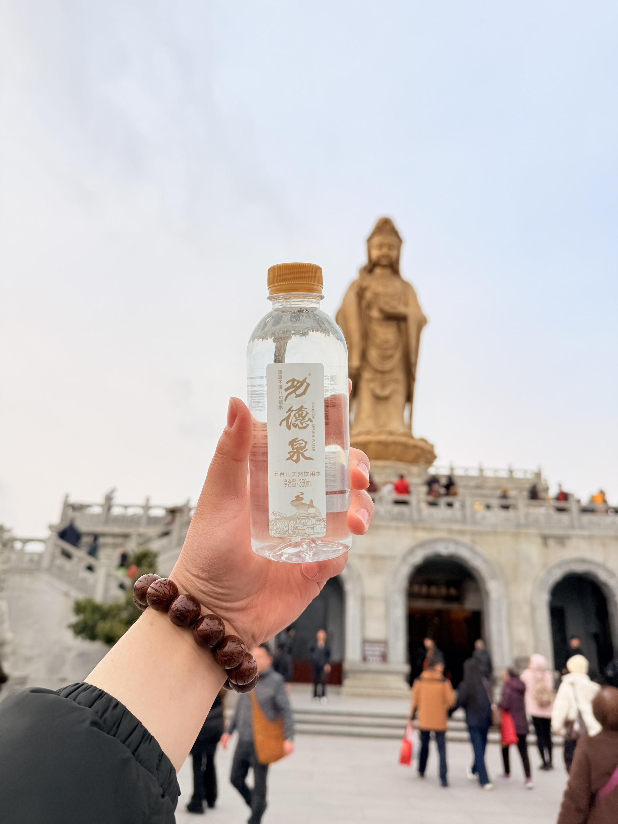 佛前供水是佛教中常见的供养仪式，以清净之水敬献诸佛，寓意涤荡内心尘垢...