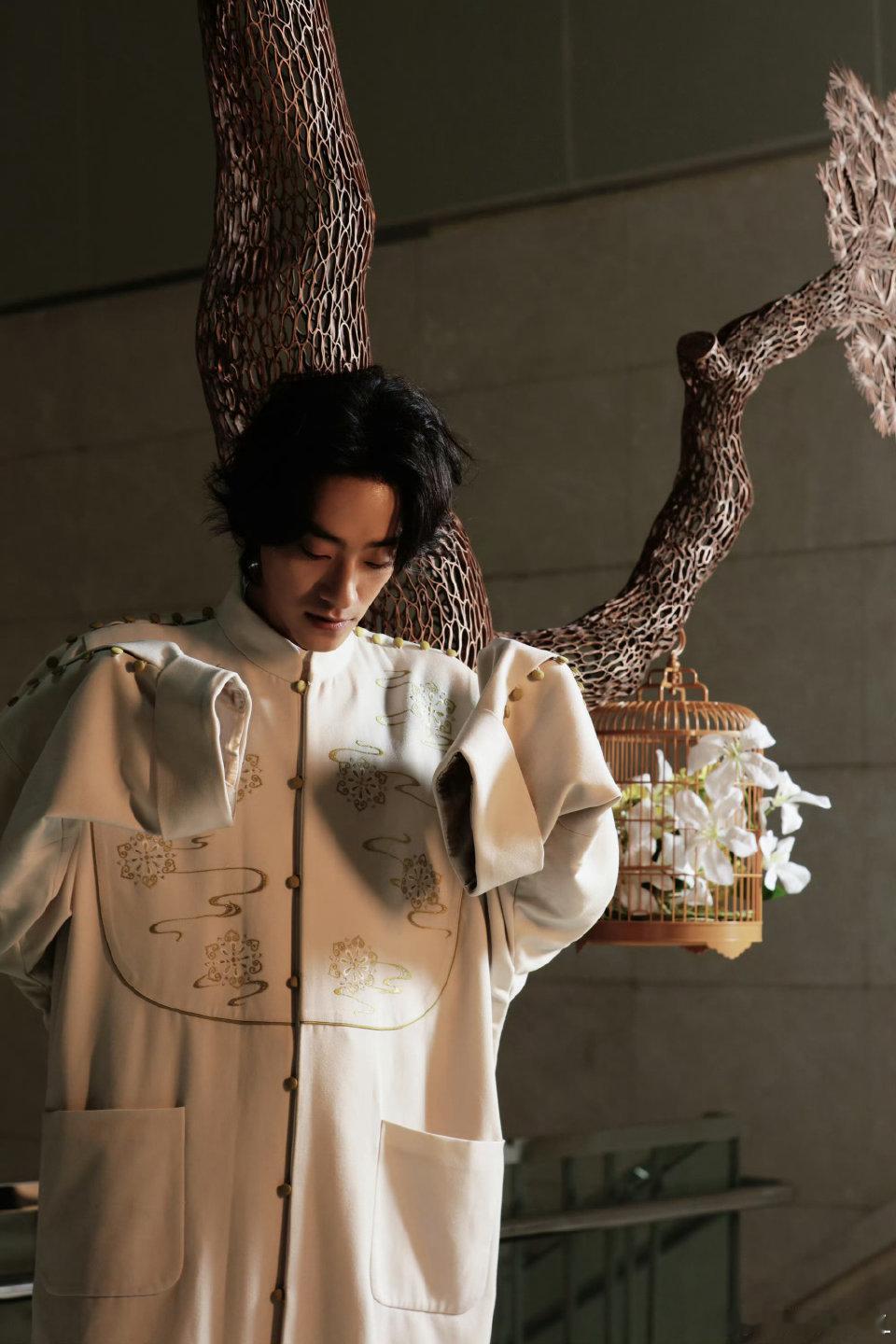 不得了郑云龙唱美声了 声鸣远扬 谁懂这种反差感！顶着一张像的脸，穿着休闲可爱的衣