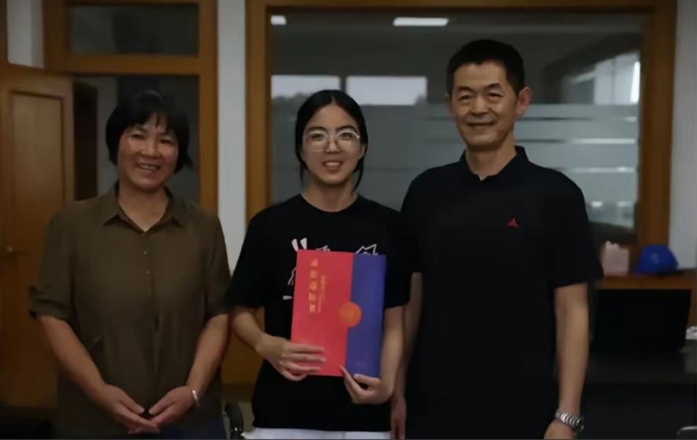 浙江1女大学生，每月准时收到1000元陌生转账，4年后，她考上复旦大学研究生，辗