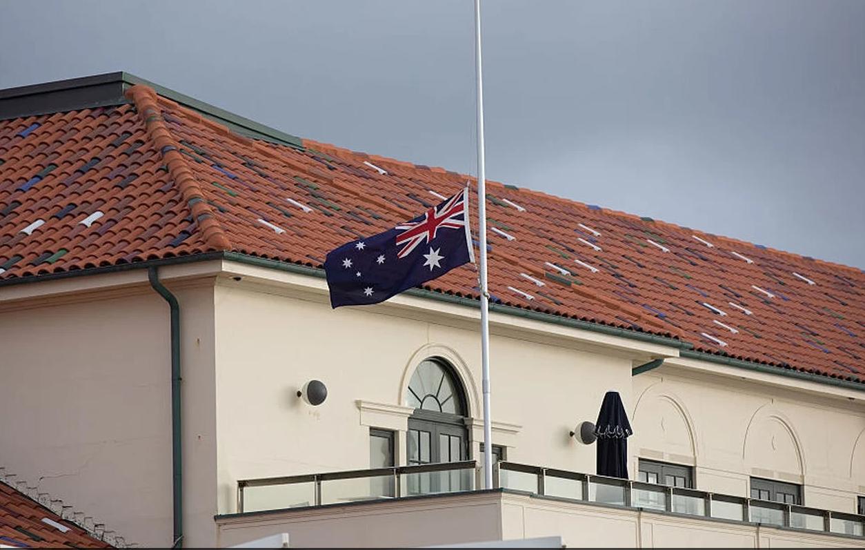 澳大利亚降下半旗，哀悼近30年来本国最严重的枪支暴力事件的受害者

这对父子枪手