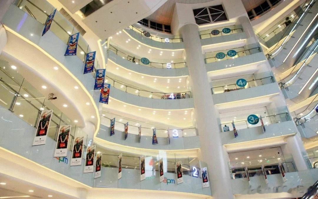 王府井大街是一条具有数百年悠久历史的商业街，在北京享有“金街”美誉。
在这条街上