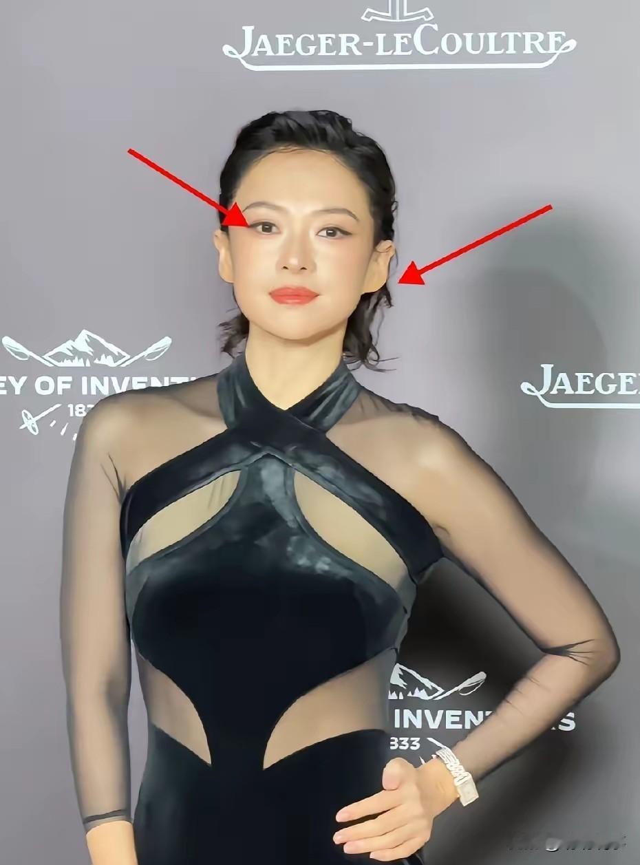 章子怡这回站出来，样子先被人记住了。

不是因为黑礼服多惊艳

也不是因为身材还