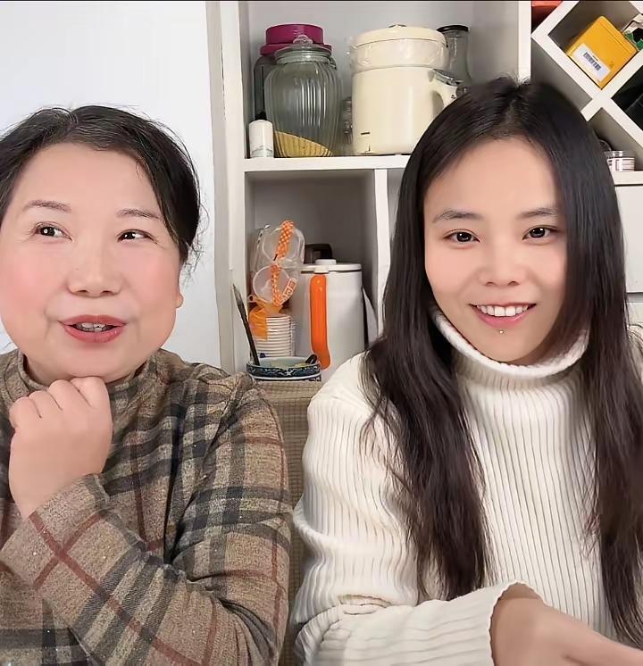 听懵了……
他大娘昨日和三石合体亮相，直播间高调喊话，直言已走出黑暗迎来光明…