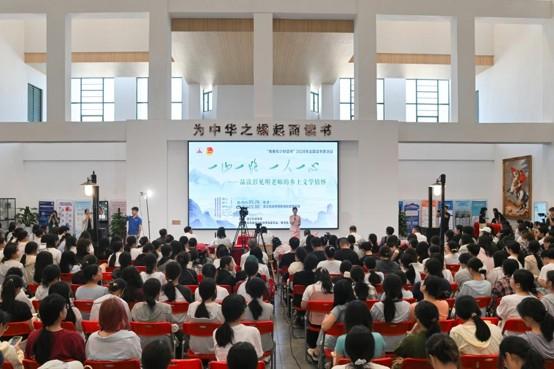 共赴书香之约，作家彭见明携《那山那人那狗》与湛科学子交流