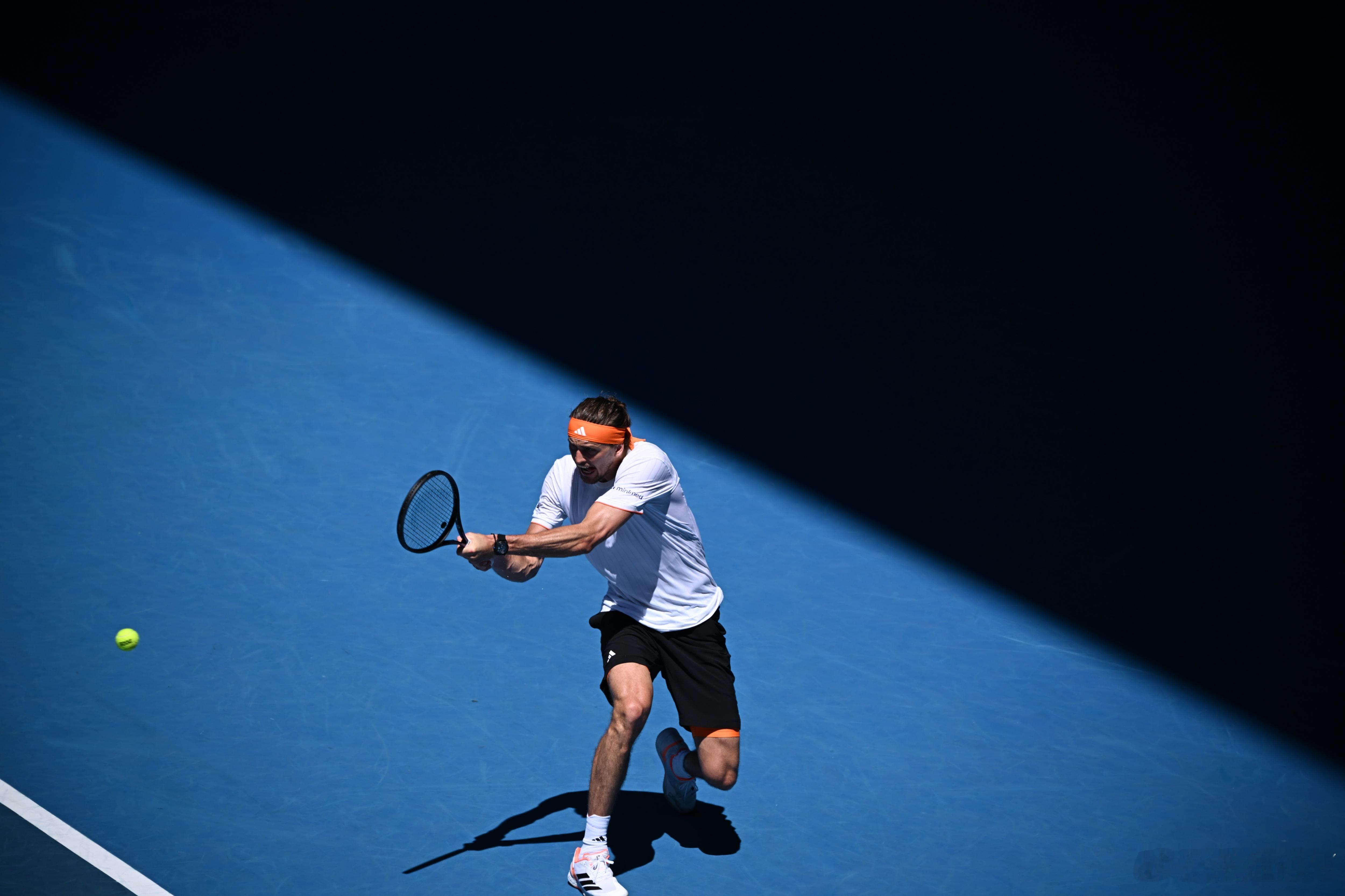 虽然兹维列夫晋级澳网第二轮但看图片，还是对手迪亚洛打球更帅一些。澳网2026