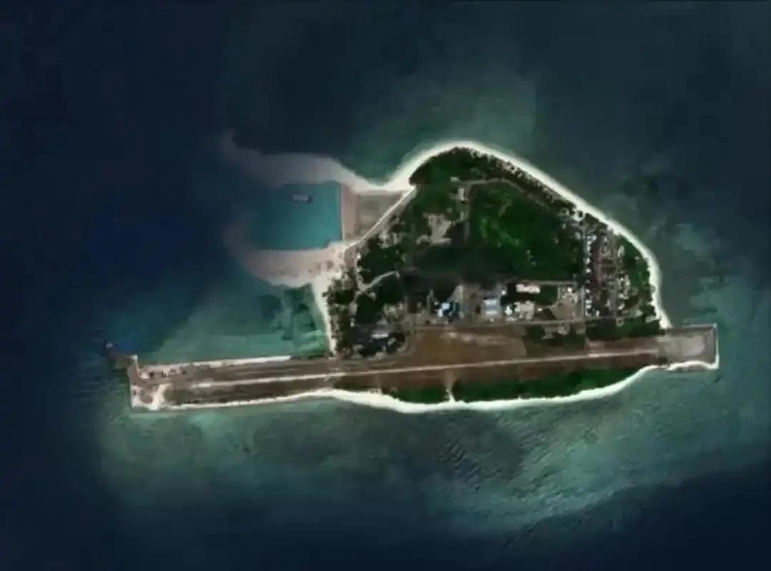 中业岛是中国领土，菲律宾非法侵占，赖着不走。可在中业岛周围海域军事演习，提前公告