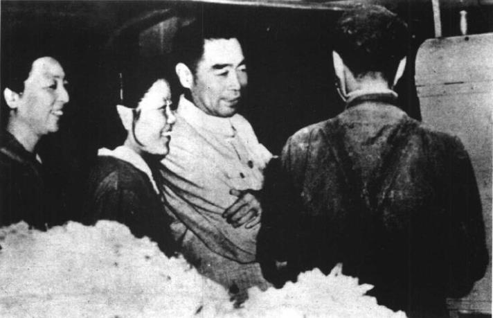 1955年5月16日，周恩来视察京棉二厂，厂长宋汀(左一)、团委书记刘亚南(左二